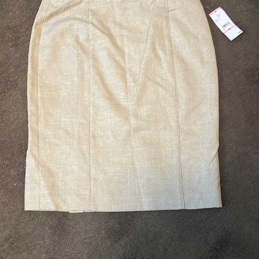 Le Suit Tan short Pencil Skirt; Style for Work and casual. NWT